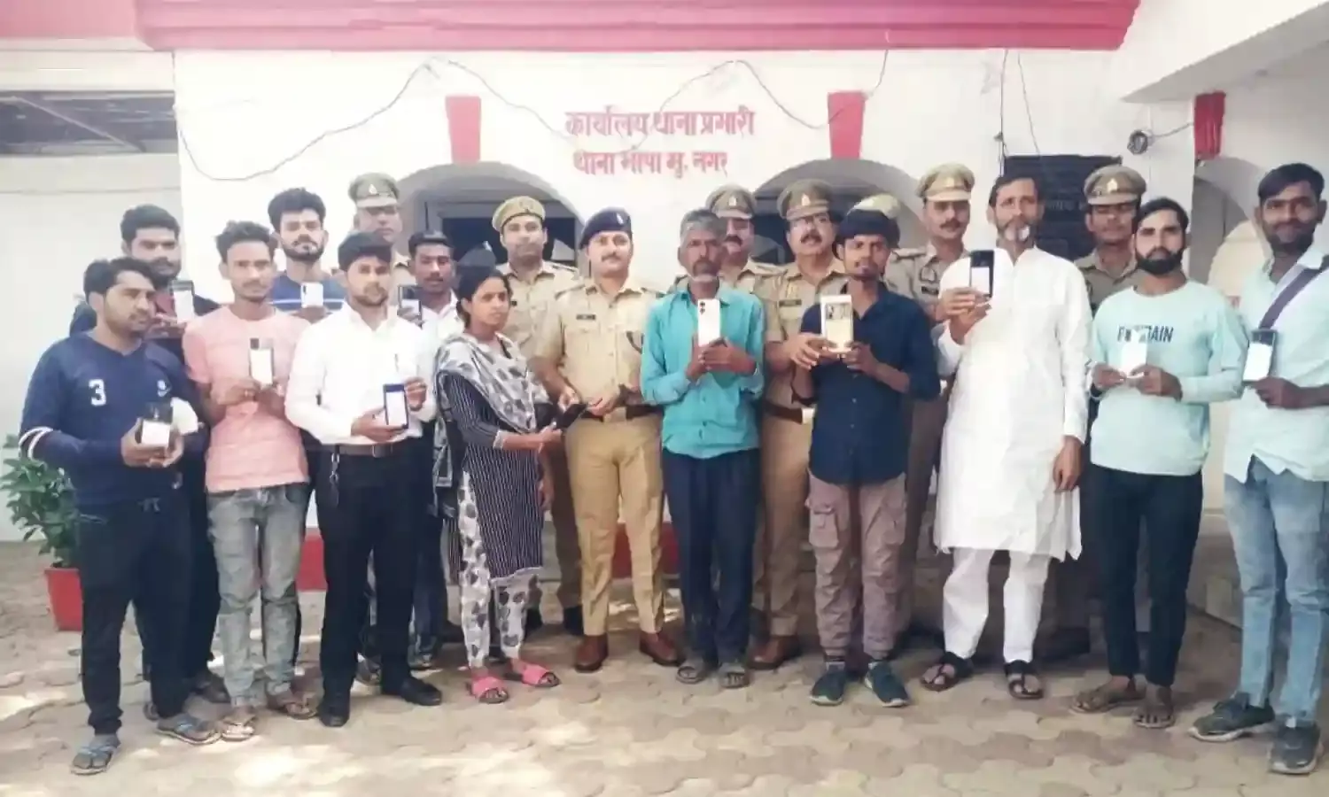 खोये मोबाइल ढूंढकर पुलिस ने वापिस लौटाई मुस्कान- 2 लाख के फोन पाकर...