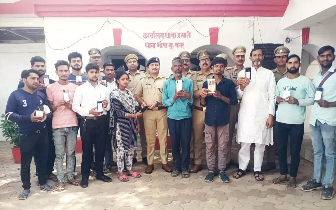 खोये मोबाइल ढूंढकर पुलिस ने वापिस लौटाई मुस्कान- 2 लाख के फोन पाकर... खोये मोबाइल ढूंढकर पुलिस ने वापिस लौटाई मुस्कान- 2 लाख के फोन पाकर...