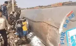 बेकाबू होकर पलटा टैंकर- लोग लूटकर ले गए दूध- चालक परिचालक... बेकाबू होकर पलटा टैंकर- लोग लूटकर ले गए दूध- चालक परिचालक...