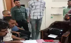 घूस लेकर जेब में ठूंस रहा जिला आबकारी अधिकारी गिरफ्तार- दारु महकमें...