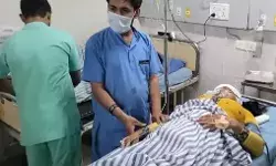 ऑटो चालक ने वार्ड आया पर किया हथौड़े से हमला- हालात सीरियस