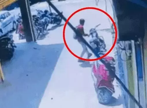 क्लासरूम में पढ़ा रही कंप्यूटर टीचर को एक तरफा प्यार में मारी गोली क्लासरूम में पढ़ा रही कंप्यूटर टीचर को एक तरफा प्यार में मारी गोली
