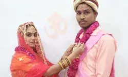 प्रेम पाने के लिए बदला धर्म- संभा ने सनातन अपनाकर लिए शिवम संग फेरे प्रेम पाने के लिए बदला धर्म- संभा ने सनातन अपनाकर लिए शिवम संग फेरे