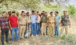 25000 के इनामी टॉप 10 गोकश समेत मुठभेड़ में दो घायल- सेंट्रो कार... 25000 के इनामी टॉप 10 गोकश समेत मुठभेड़ में दो घायल- सेंट्रो कार...