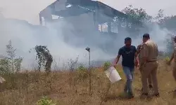 पुलिस चौकी के समीप लगी आग से हड़कंप- थाना प्रभारी एवं चौकी इंचार्ज... पुलिस चौकी के समीप लगी आग से हड़कंप- थाना प्रभारी एवं चौकी इंचार्ज...