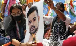 पूर्व PM के पोते प्रज्वल संग वायरल वीडियो में दिखाई दी महिला का किडनैप पूर्व PM के पोते प्रज्वल संग वायरल वीडियो में दिखाई दी महिला का किडनैप