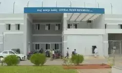 पेट दर्द की शिकायत पर कैदी के पेड़ से निकला मोबाइल फोन- पकड़े जाने...