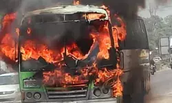 नेशनल हाईवे पर धूं धूं करके जलने लगी AC बस- यात्रियों में मची पुकार नेशनल हाईवे पर धूं धूं करके जलने लगी AC बस- यात्रियों में मची पुकार