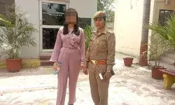 पुलिस के हत्थे चढ़ी कबूतर बाज महिला- विदेश भेजने के नाम पर कर रही थी.. पुलिस के हत्थे चढ़ी कबूतर बाज महिला- विदेश भेजने के नाम पर कर रही थी..