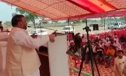 स्वामी प्रसाद मौर्य की सभा में फेंका जूता- दिखाएं काले झंडे- कार पर... स्वामी प्रसाद मौर्य की सभा में फेंका जूता- दिखाएं काले झंडे- कार पर...