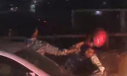 साइड नहीं देने को लेकर बीच सड़क चले हेलमेट- पीट पीट कर किया लहूलुहान साइड नहीं देने को लेकर बीच सड़क चले हेलमेट- पीट पीट कर किया लहूलुहान