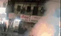 BJP प्रत्याशी के रोड शो में डांस कर रहे समर्थक के कपड़ों में लगी आग BJP प्रत्याशी के रोड शो में डांस कर रहे समर्थक के कपड़ों में लगी आग