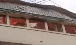 कपड़ा फैक्ट्री में लगी आग की दहशत से घबराया इलाका- फायर कर्मियों... कपड़ा फैक्ट्री में लगी आग की दहशत से घबराया इलाका- फायर कर्मियों...