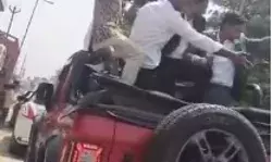 शादी में जा रहे लड़कों का धमाल- गाड़ी में स्टंटबाजी कर लगाया जाम शादी में जा रहे लड़कों का धमाल- गाड़ी में स्टंटबाजी कर लगाया जाम