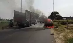 चलती कार बनी आग का गोला- खिडकी नहीं खुलने पर पब्लिक ने...