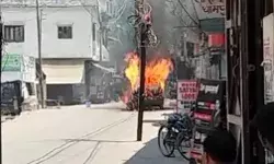 भरी बस्ती के बीच सड़क पर कार में लगी आग- ड्राइवर ने कूदकर बचाई जान भरी बस्ती के बीच सड़क पर कार में लगी आग- ड्राइवर ने कूदकर बचाई जान