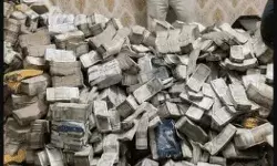 अफसर के सर्वेंट के घर पद ईडी का छापा- मिला नोटों का जखीरा- रह गई... अफसर के सर्वेंट के घर पद ईडी का छापा- मिला नोटों का जखीरा- रह गई...