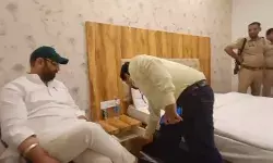होटल में ठहरे सपा नेताओं एवं विधायक के कमरों की तलाशी- भडके सपाई होटल में ठहरे सपा नेताओं एवं विधायक के कमरों की तलाशी- भडके सपाई