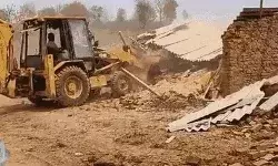 ट्रैक्टर ट्रॉली से ASI को कुचलकर भागे रेत तस्कर के घर पर चला बुलडोजर ट्रैक्टर ट्रॉली से ASI को कुचलकर भागे रेत तस्कर के घर पर चला बुलडोजर