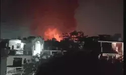 आग में धधकी फाइबर सीट फैक्ट्री- बुलानी पड़ी चार जिलों की 15 गाड़ियां आग में धधकी फाइबर सीट फैक्ट्री- बुलानी पड़ी चार जिलों की 15 गाड़ियां