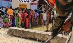 वोटिंग के बीच बवाल- बीजेपी उम्मीदवार के साथ बूथ अध्यक्ष की झड़प वोटिंग के बीच बवाल- बीजेपी उम्मीदवार के साथ बूथ अध्यक्ष की झड़प