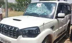 वोटिंग के दौरान बवाल- भिड़े सपा भाजपा कार्यकर्ता- जमकर हुआ पथराव वोटिंग के दौरान बवाल- भिड़े सपा भाजपा कार्यकर्ता- जमकर हुआ पथराव