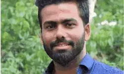 फोटो खींचने से क्रुद्ध हुए हाथियों के झुंड ने टीवी जर्नलिस्ट को कुचला फोटो खींचने से क्रुद्ध हुए हाथियों के झुंड ने टीवी जर्नलिस्ट को कुचला