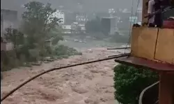 बारिश के दौरान फटे बादल से आया सूखी नदी में पानी का सैलाब- कई घरों....