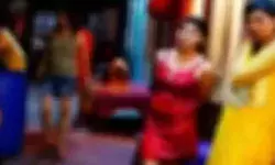 गेस्ट हाउस में पड़ा छापा- देसी विदेशी लड़कियां ऐसे हालातो में मिली गेस्ट हाउस में पड़ा छापा- देसी विदेशी लड़कियां ऐसे हालातो में मिली