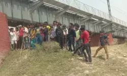 हैवानियत के बाद छात्रा को चलती ट्रेन के आगे फेंका- लोगों में आया उबाल