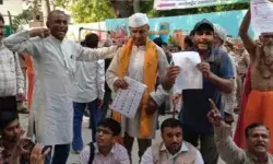 PM के सामने चुनाव लड़ने की होड़- पर्चे को लेकर प्रत्याशियों का हंगामा PM के सामने चुनाव लड़ने की होड़- पर्चे को लेकर प्रत्याशियों का हंगामा