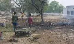 पटाखा फैक्ट्री में ब्लास्ट- 7 लोगों की मौत- मची चीख पुकार पटाखा फैक्ट्री में ब्लास्ट- 7 लोगों की मौत- मची चीख पुकार