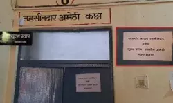 दफ्तर के बाहर किसानों ने लगाया पोस्टर- कामचोर लापता तहसीलदार