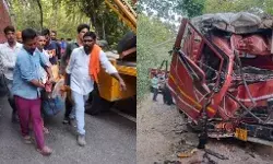 पेड़ से टकराई डीसीएम के उड़े परखच्चे- तीन मजदूरों की मौत- 33 घायल पेड़ से टकराई डीसीएम के उड़े परखच्चे- तीन मजदूरों की मौत- 33 घायल