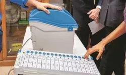 बाप की EVM बताते हुए बूथ पर BJP नेता के बेटे ने किया था कब्जा- होगा... बाप की EVM बताते हुए बूथ पर BJP नेता के बेटे ने किया था कब्जा- होगा...