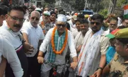 PM मोदी के सामने ताल ठोकने के लिए साइकिल पर नामांकन को निकले अजय