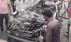 हाइवा से टकराई तेज रफ्तार कार की उड़ी छत- एक ही परिवार के 3 लोगों..... हाइवा से टकराई तेज रफ्तार कार की उड़ी छत- एक ही परिवार के 3 लोगों.....