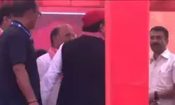 लापरवाही पर एक्शन- ड्यूटी छोड़ अखिलेश की सभा में गया टीचर सस्पेंड