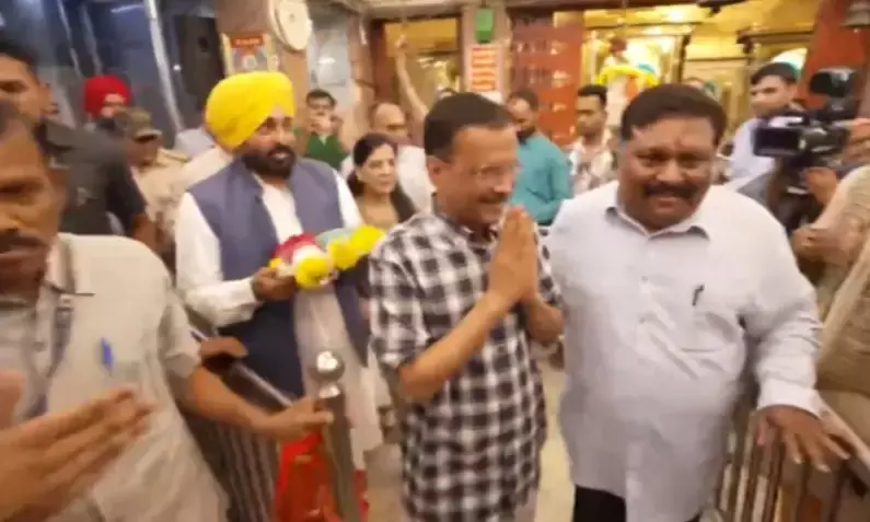 चुनाव प्रचार में जुटे केजरीवाल- रोड से पहले हनुमान मंदिर में टेका माथा
