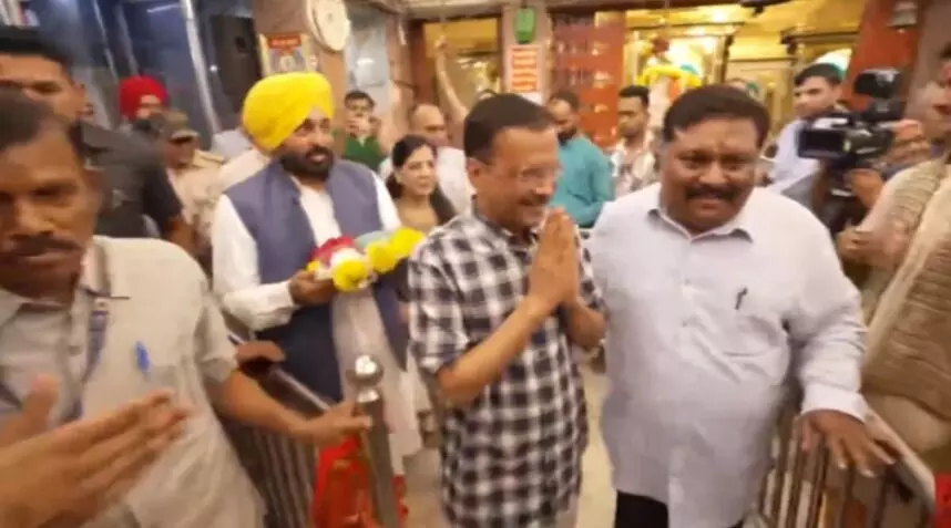 चुनाव प्रचार में जुटे केजरीवाल- रोड से पहले हनुमान मंदिर में टेका माथा