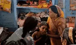 गला काटकर पत्नी का मर्डर करने के बाद खुद जहर खाकर बाग में लेटा