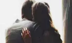 बाग में रोमांस करते हुए बेटी को प्रेमी की बांहों में ऐसे हालात में... बाग में रोमांस करते हुए बेटी को प्रेमी की बांहों में ऐसे हालात में...