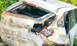 डंपर ने टक्कर मारकर उडाये खड़ी कार के परखच्चे- BJP नेता की मौत