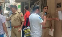 बेटे की करतूत को लेकर आप एमएलए के घर चस्पा किया नोटिस बेटे की करतूत को लेकर आप एमएलए के घर चस्पा किया नोटिस