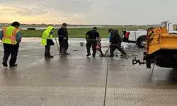 हवाईअड्डे के रनवे पर गिरी बिजली - लोगों में फैली दहशत