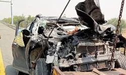 अनियंत्रित होकर कार से टकराई ट्रैक्टर ट्राली - बच्ची सहित 2 की मौत अनियंत्रित होकर कार से टकराई ट्रैक्टर ट्राली - बच्ची सहित 2 की मौत