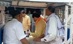 मंत्री ई रिक्शा में बैठकर कर रहे हैं BJP प्रत्याशी का प्रचार- वीडियो..