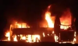 बस और ट्रक की टक्कर के बाद जलकर खाक हुई बस - 6 लोगों ने... बस और ट्रक की टक्कर के बाद जलकर खाक हुई बस - 6 लोगों ने...