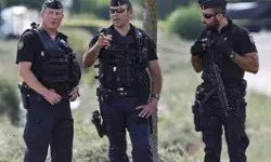 पुलिस काफिले पर हमला- 2 गार्ड्स का मर्डर कर कैदी को छुड़ाया पुलिस काफिले पर हमला- 2 गार्ड्स का मर्डर कर कैदी को छुड़ाया