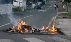 सड़क पर उतरी पब्लिक का हिंसा का नंगा नाच- सरकार ने लगाई इमरजेंसी सड़क पर उतरी पब्लिक का हिंसा का नंगा नाच- सरकार ने लगाई इमरजेंसी